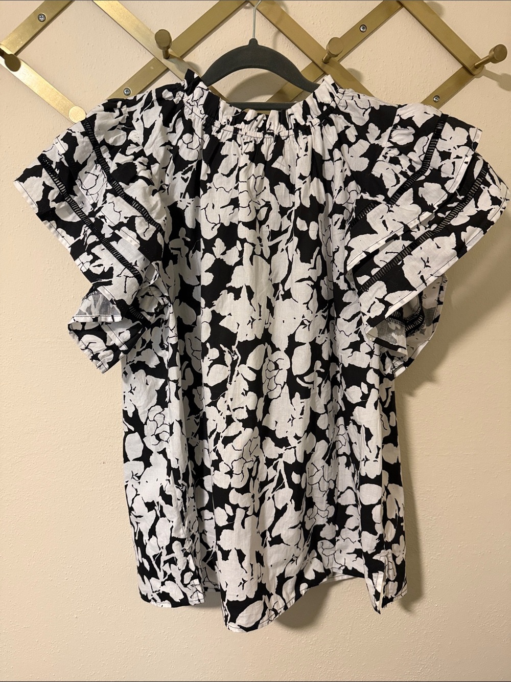 Boutique Black & White Floral Ruffle Sleeve Blouse | Size Medium